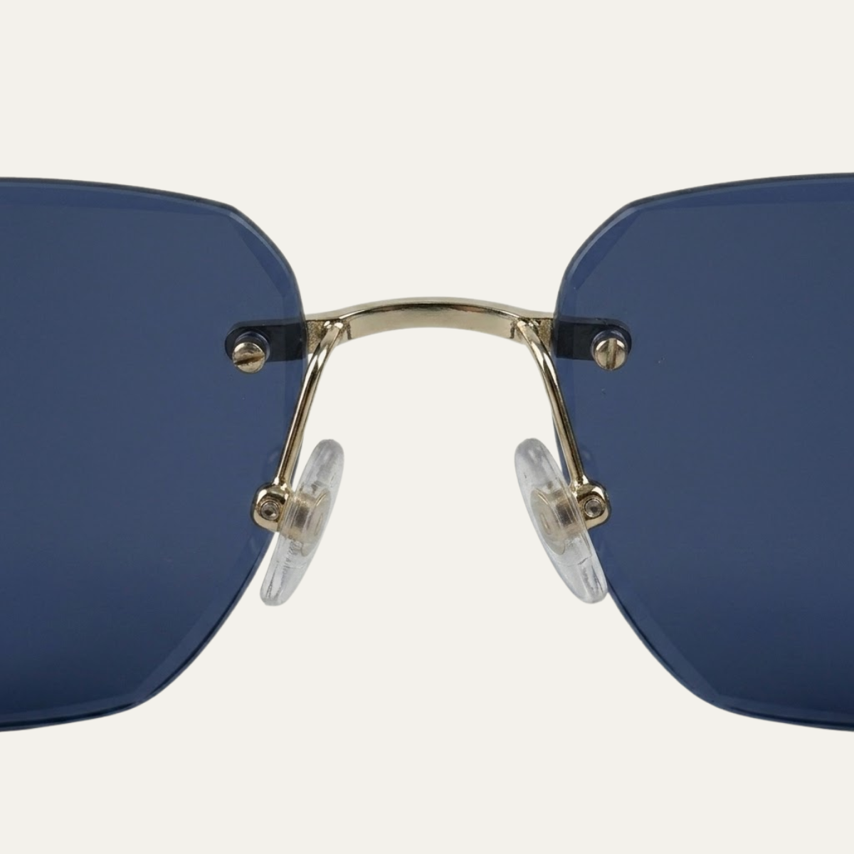 Gafas de sol para hombre con lentes cuadradas y detalle decorativo en las varillas-Glasses for men-Casaluzia