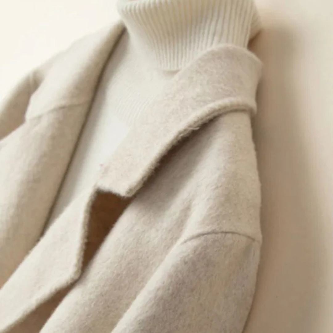 Abrigo corto para mujer con solapas y botones-Coats for women-Casaluzia