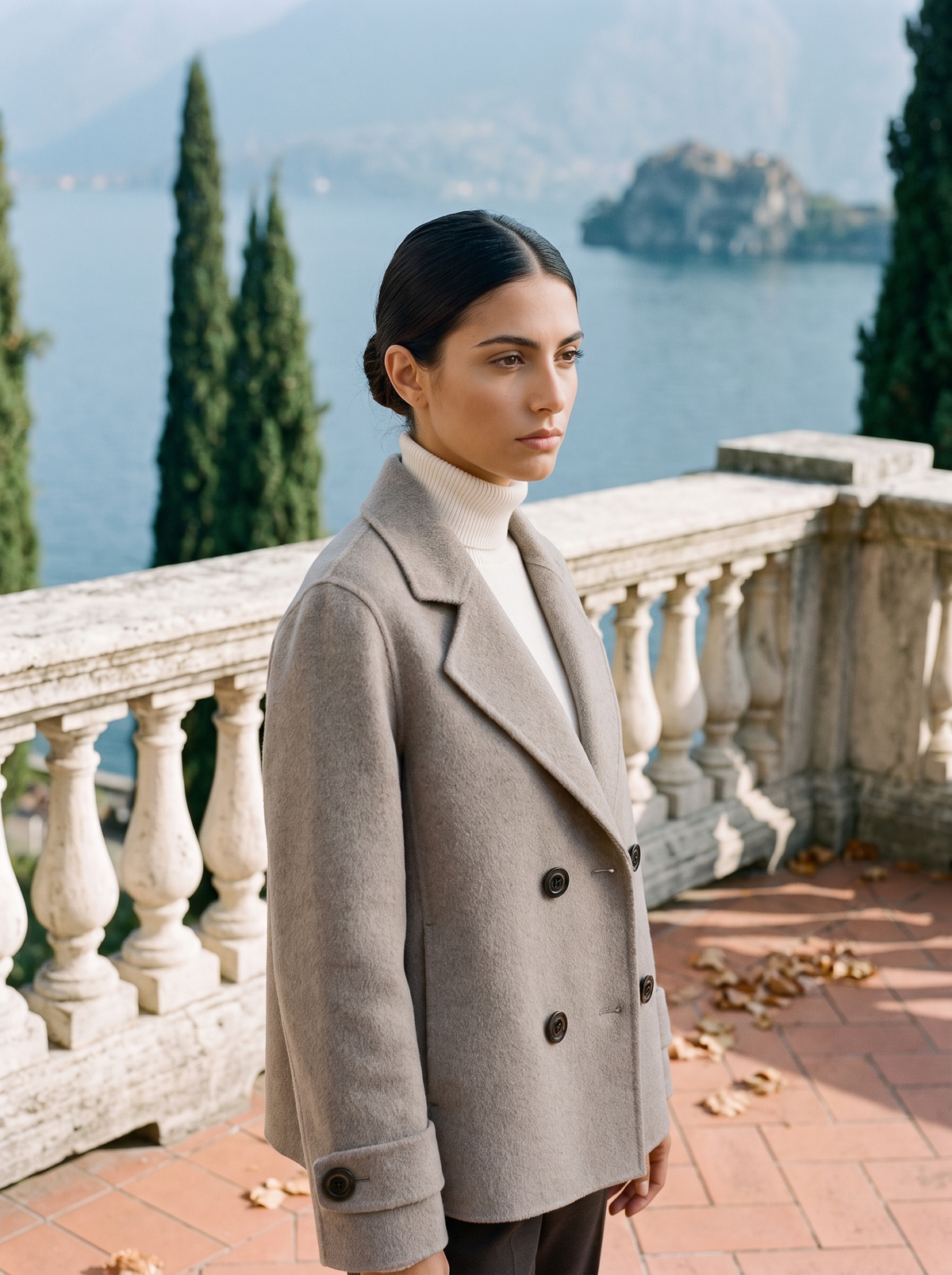 Abrigo corto para mujer con solapas y botones-Coats for women-Casaluzia