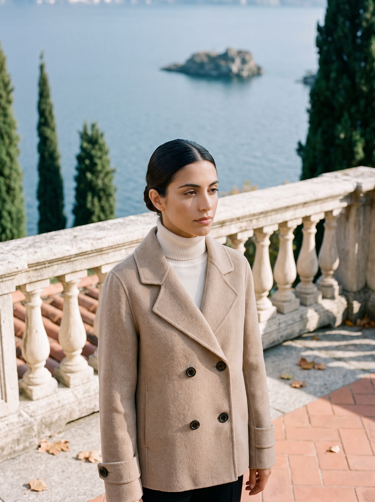 Abrigo corto para mujer con solapas y botones-Coats for women-Casaluzia