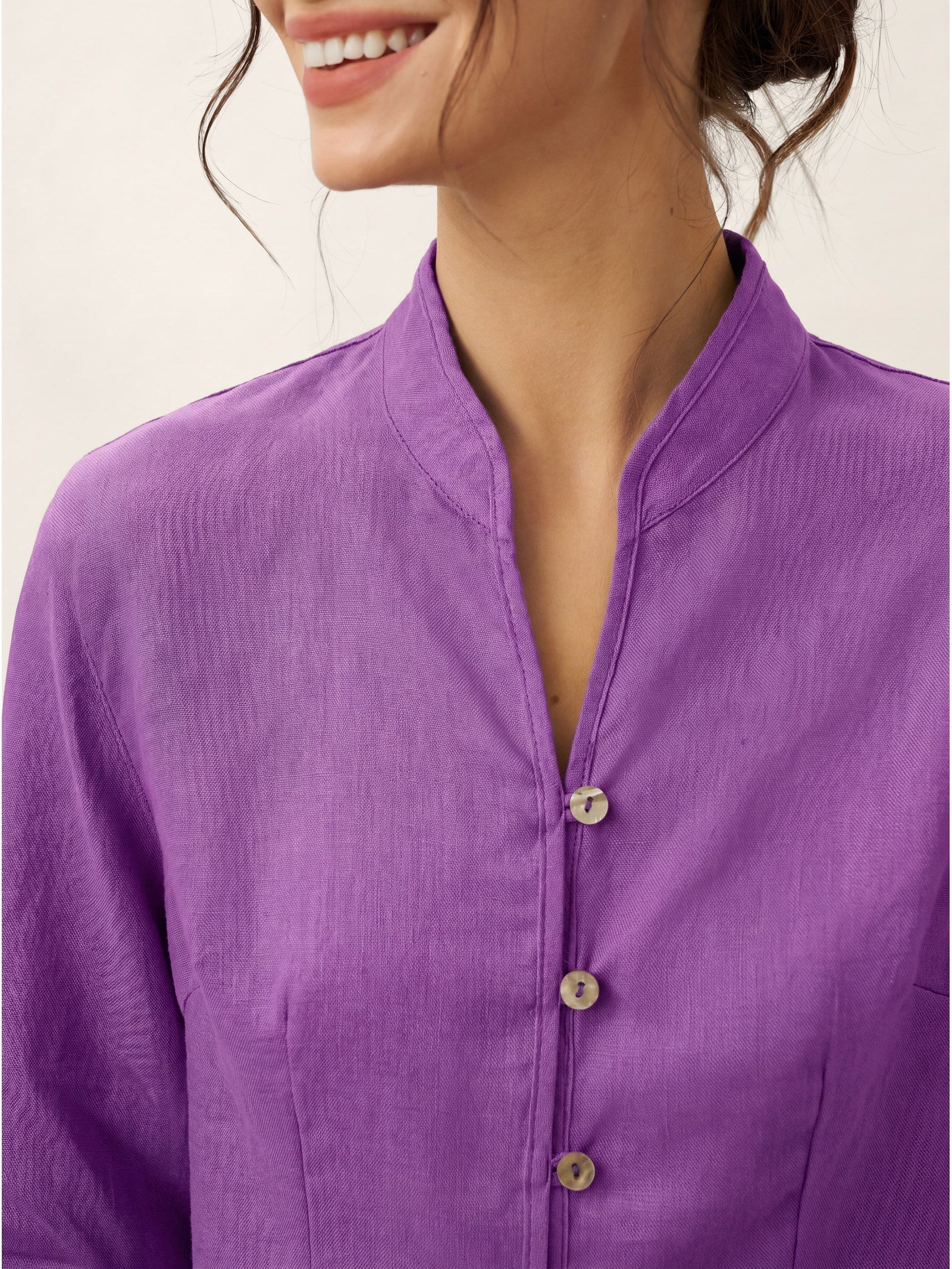 Camisa de lino entallada con cuello mandarín para mujer-Shirts for women-Casaluzia