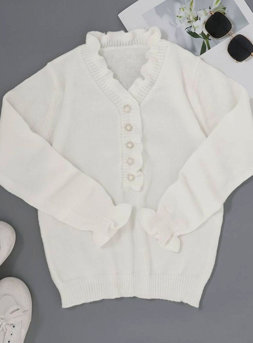 Jersey de punto para mujer con cuello en V con volantes y detalle de botones-Sweaters for Women-Casaluzia