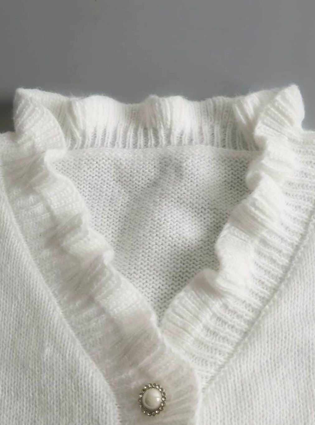 Jersey de punto para mujer con cuello en V con volantes y detalle de botones-Sweaters for Women-Casaluzia