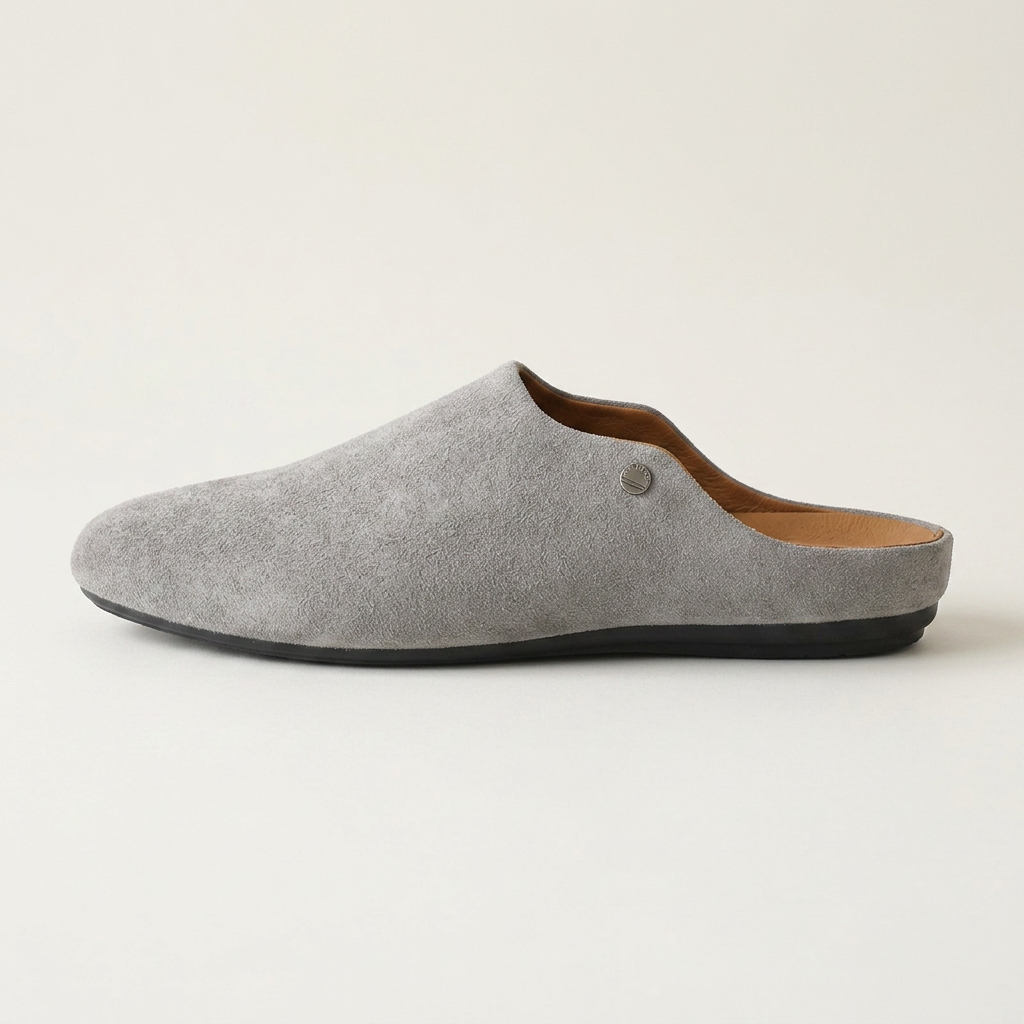Mules de ante para hombre con detalle de tachuelas metálicas-Footwear for men-Casaluzia