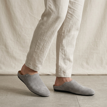 Mules de ante para hombre con detalle de tachuelas metálicas-Footwear for men-Casaluzia