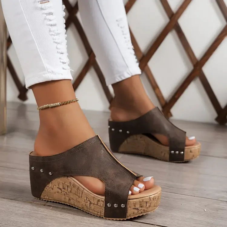 Mules de cuña de corcho con tachuelas para mujer-Footwear for women-Casaluzia