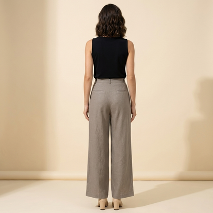 Pantalón de mujer de tiro alto con pernera ancha, pliegues frontales y bolsillos laterales-Pants for women-Casaluzia