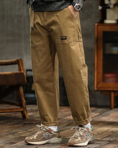 Pantalones cargo para hombre con bolsillos de parche y detalle de cinturón-Pants for Men-Casaluzia