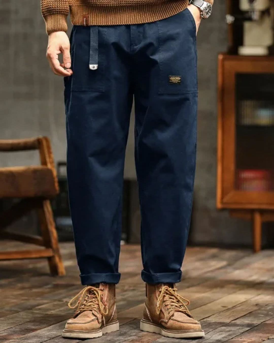 Pantalones cargo para hombre con bolsillos de parche y detalle de cinturón-Pants for Men-Casaluzia