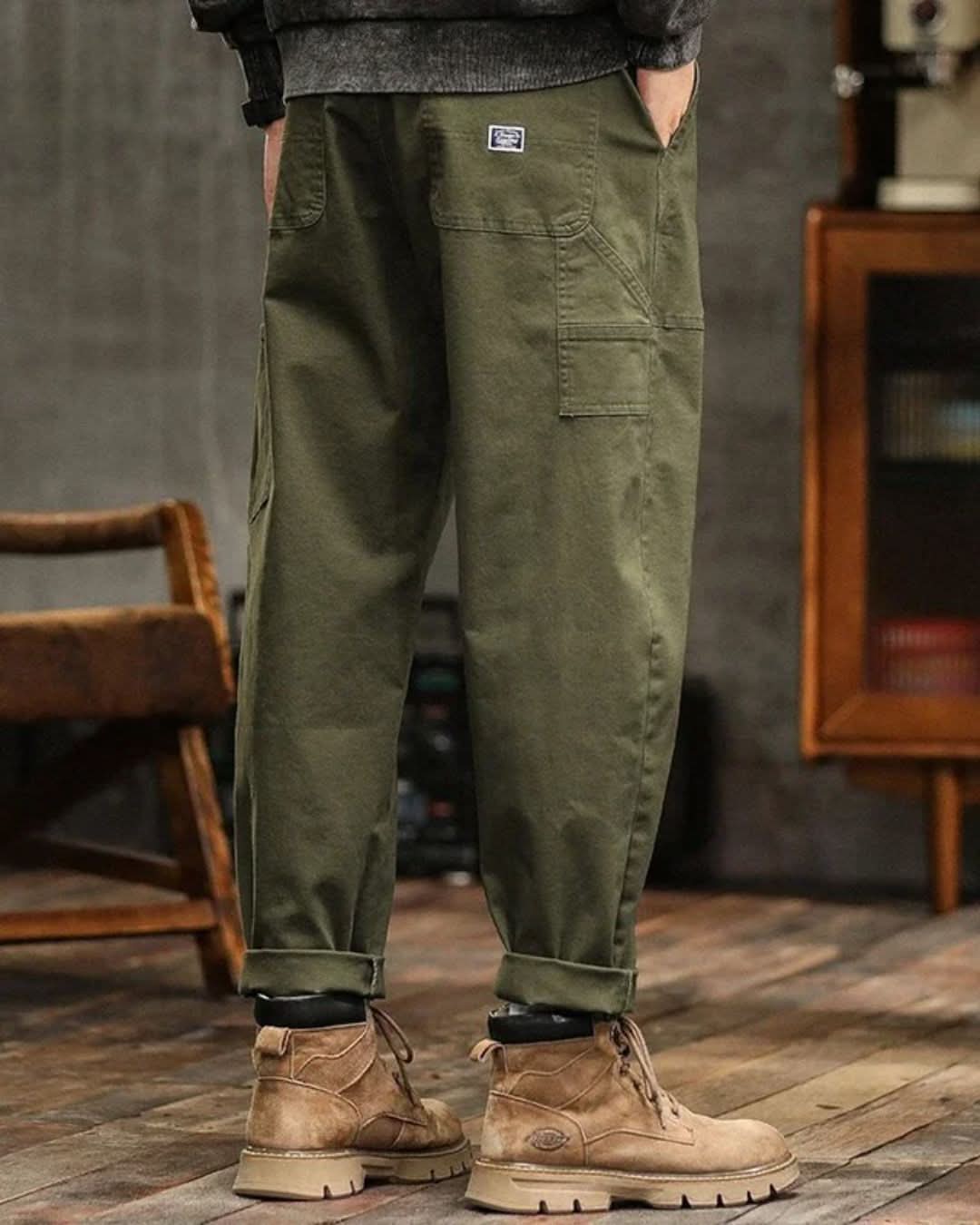 Pantalones cargo para hombre con bolsillos de parche y detalle de cinturón-Pants for Men-Casaluzia