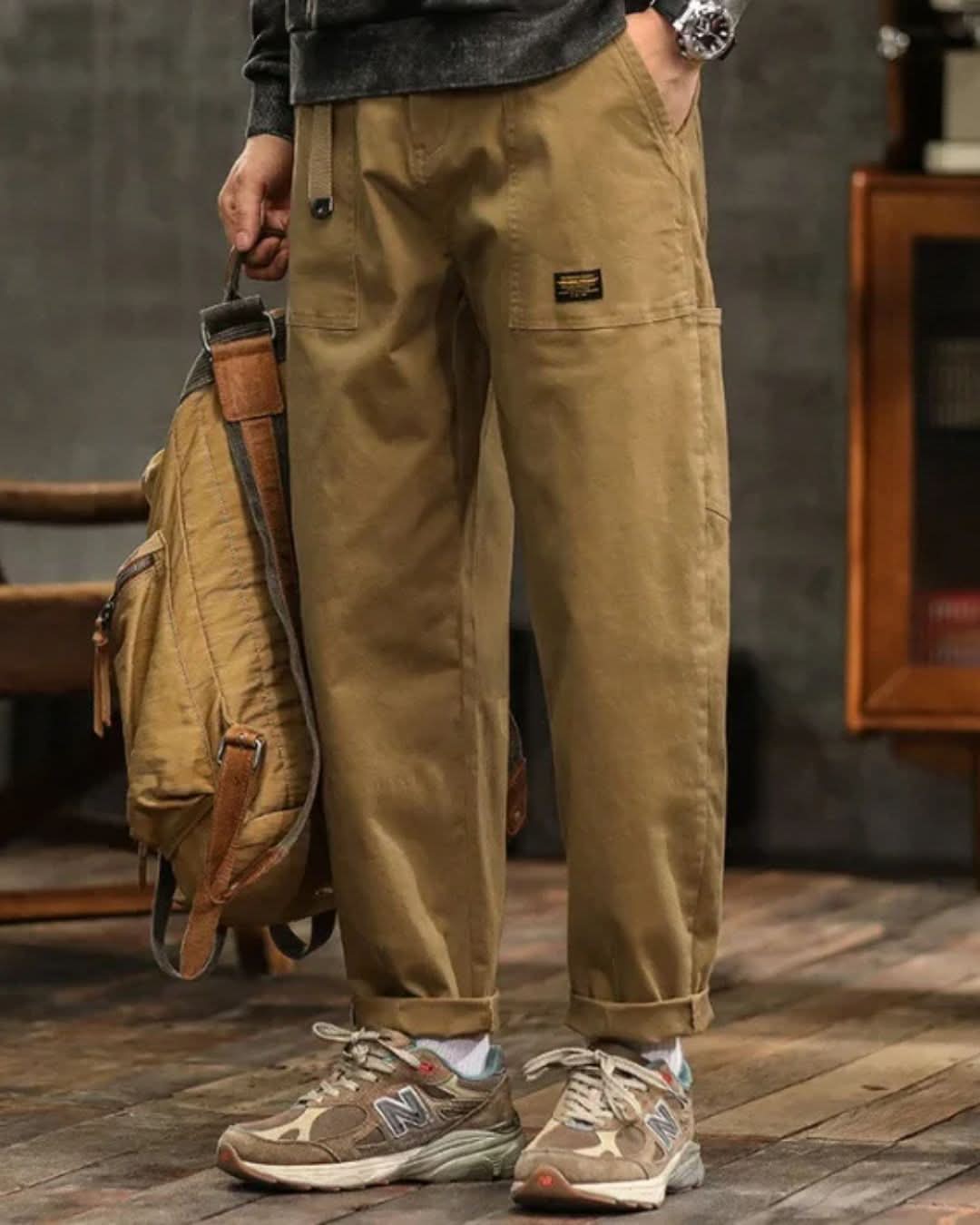 Pantalones cargo para hombre con bolsillos de parche y detalle de cinturón-Pants for Men-Casaluzia