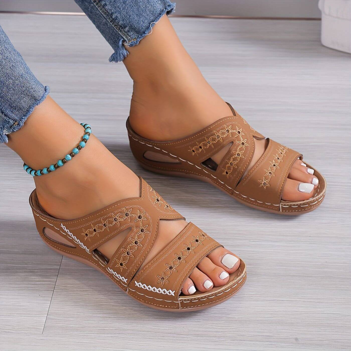 Sandalias de cuña con aberturas y costuras decorativas para mujer-Footwear for women-Casaluzia