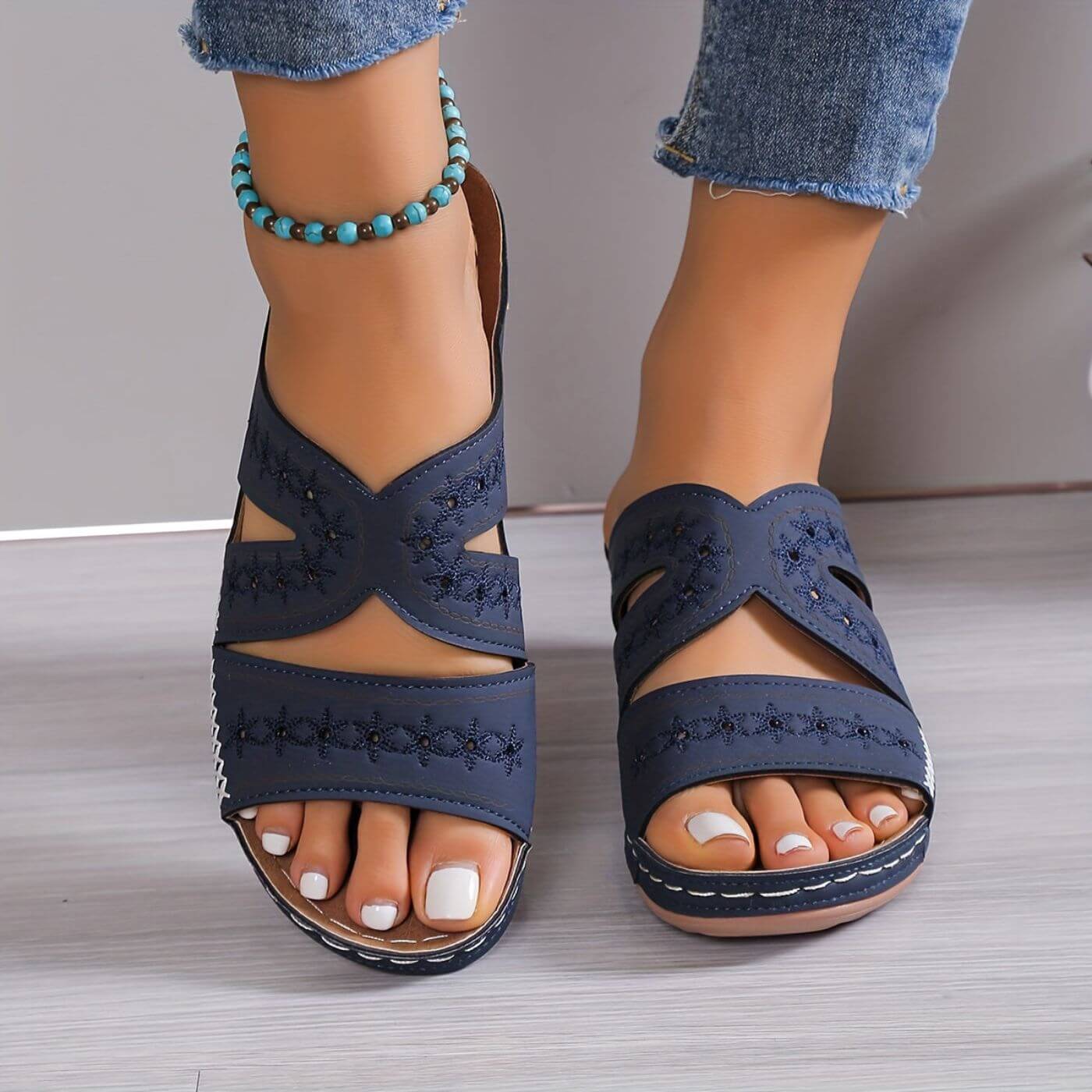 Sandalias de cuña con aberturas y costuras decorativas para mujer-Footwear for women-Casaluzia