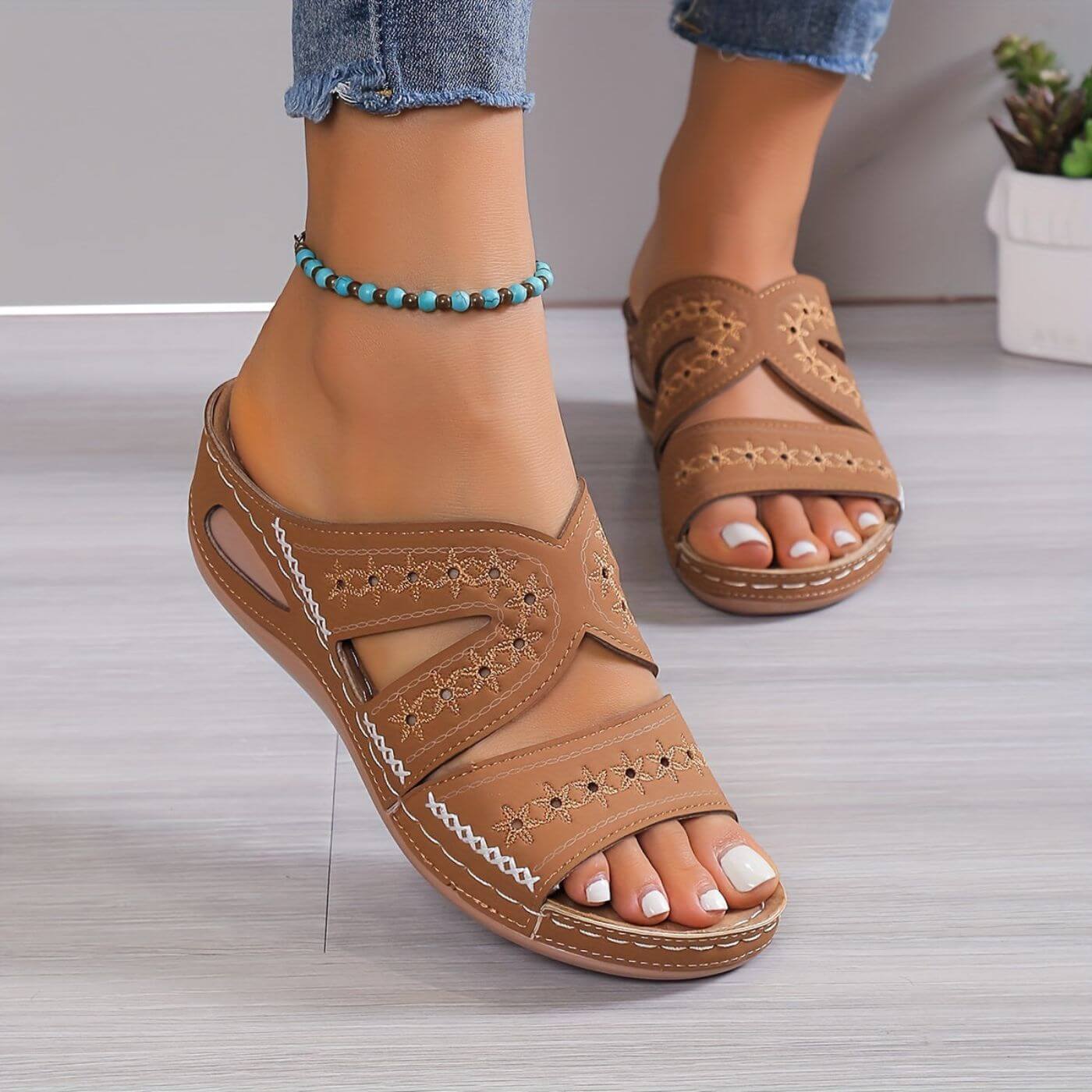 Sandalias de cuña con aberturas y costuras decorativas para mujer-Footwear for women-Casaluzia