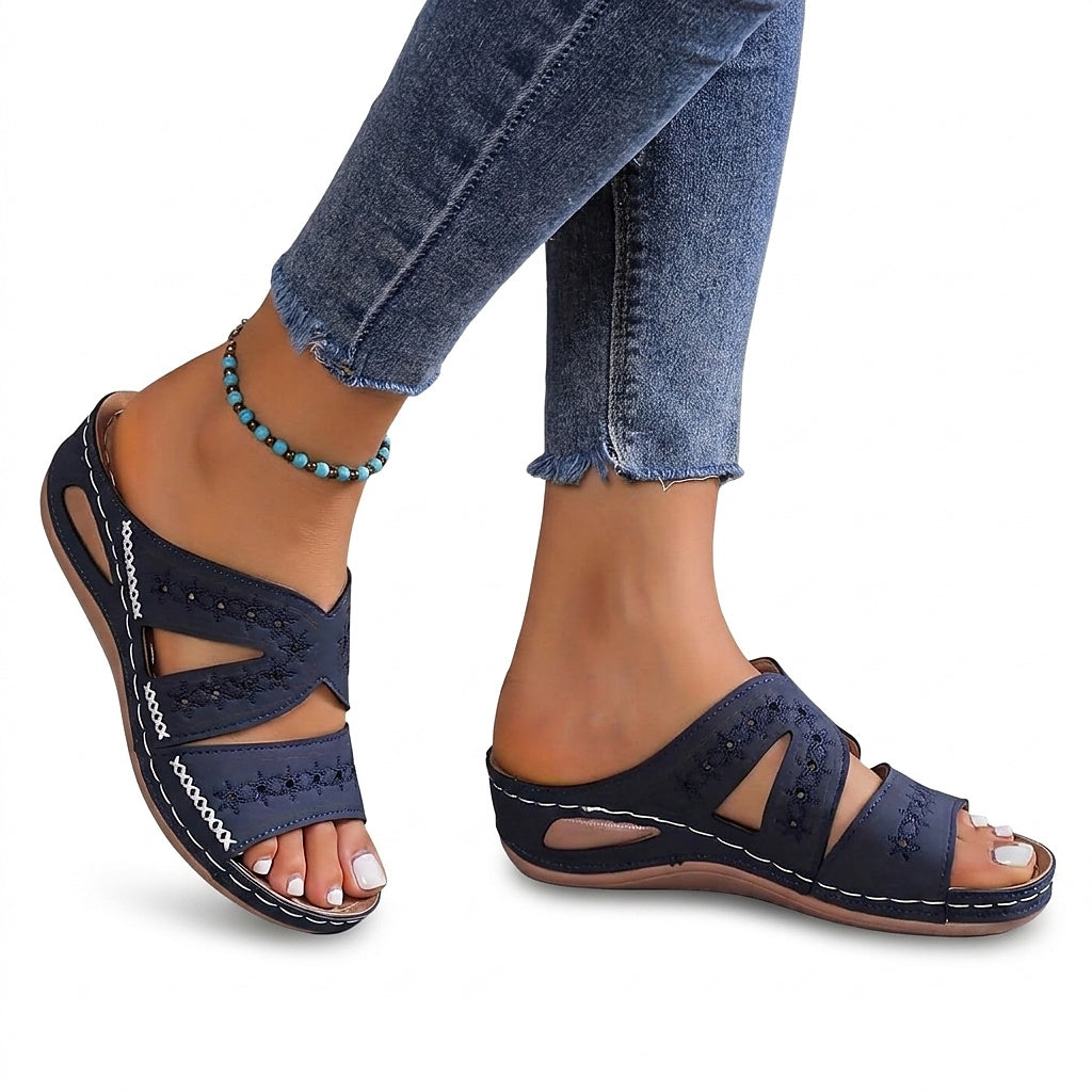 Sandalias de cuña con aberturas y costuras decorativas para mujer-Footwear for women-Casaluzia