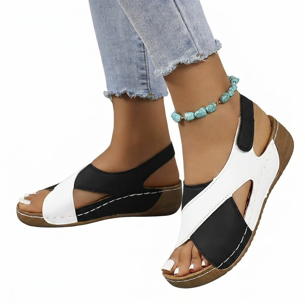 Sandalias de mujer con tacón de cuña y correas cruzadas-Footwear for women-Casaluzia
