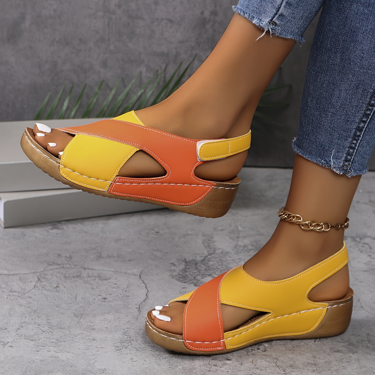 Sandalias de mujer con tacón de cuña y correas cruzadas-Footwear for women-Casaluzia