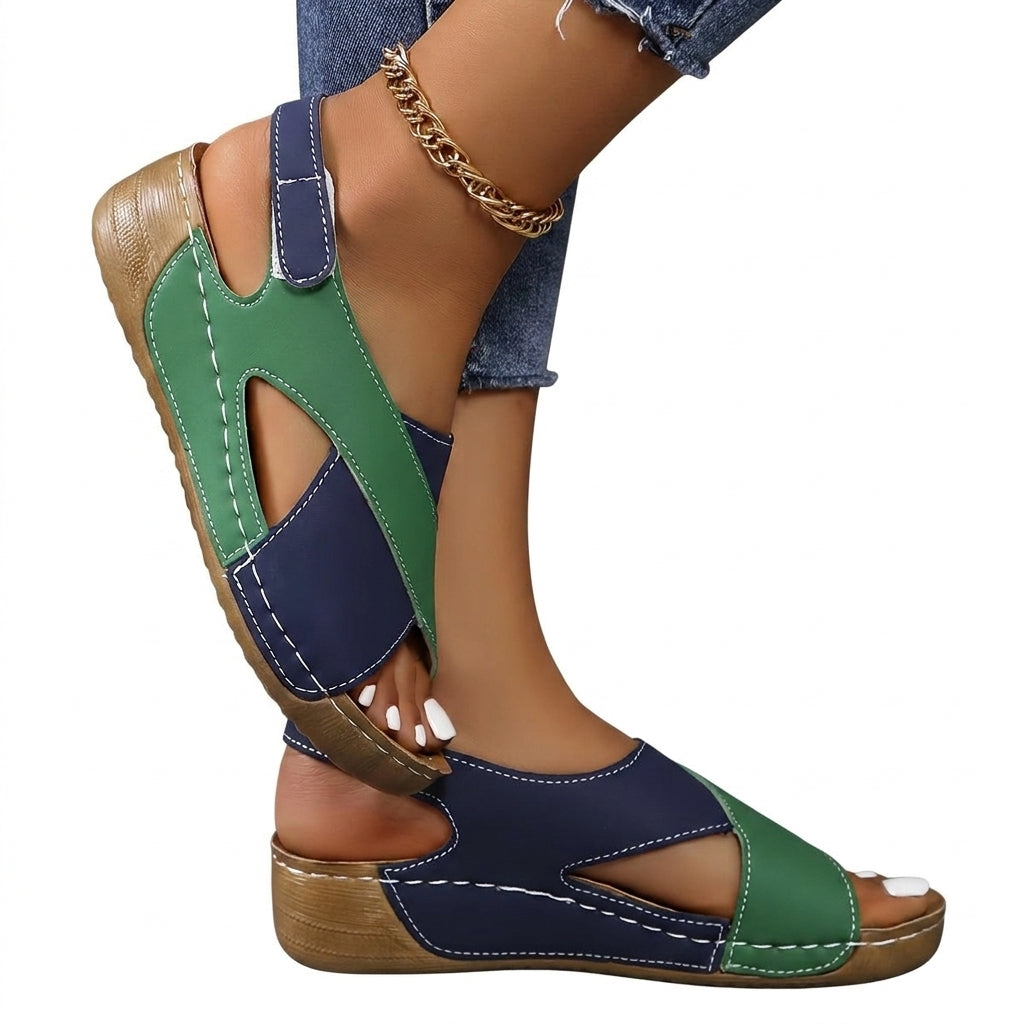Sandalias de mujer con tacón de cuña y correas cruzadas-Footwear for women-Casaluzia
