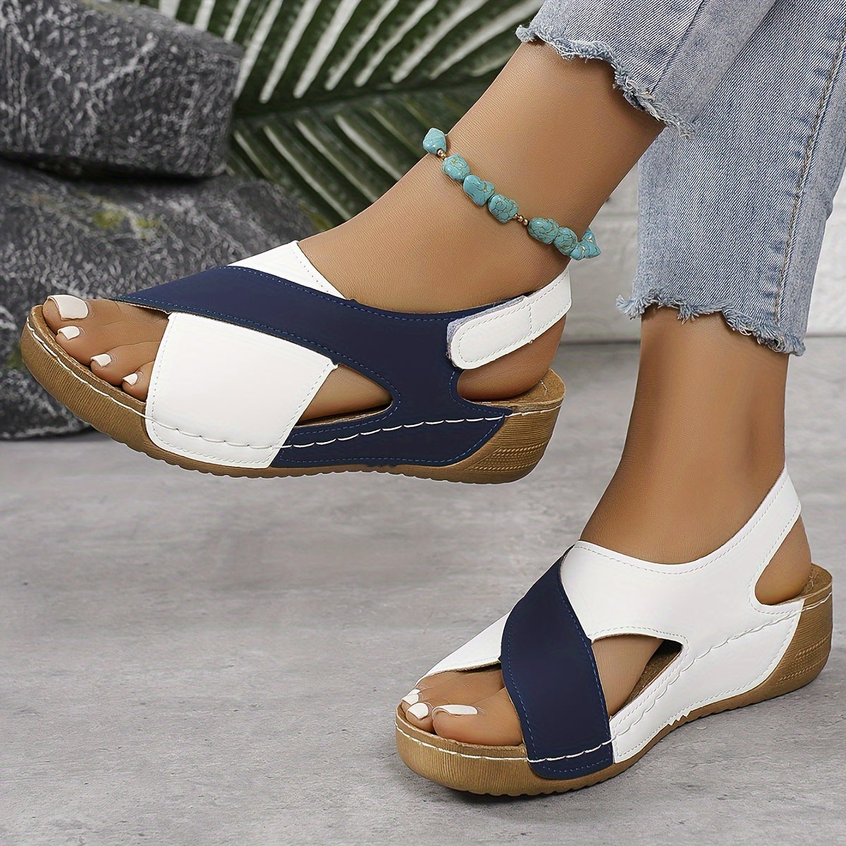 Sandalias de mujer con tacón de cuña y correas cruzadas-Footwear for women-Casaluzia