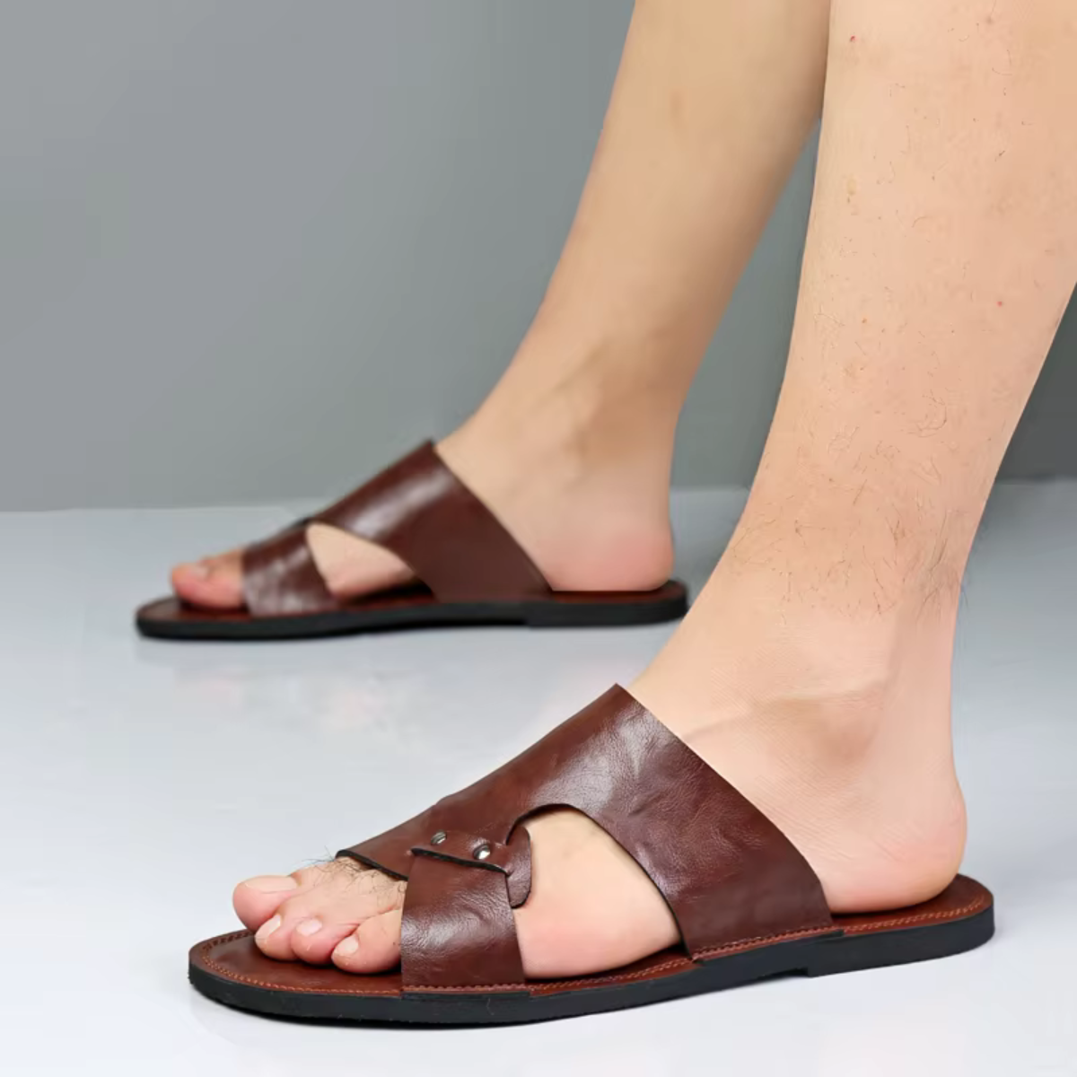 Sandalias para hombre tipo slide con tira calada y remaches metálicos-Footwear for men-Casaluzia