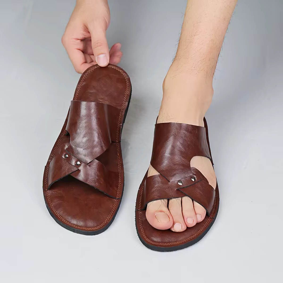 Sandalias para hombre tipo slide con tira calada y remaches metálicos-Footwear for men-Casaluzia