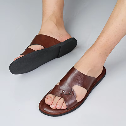 Sandalias para hombre tipo slide con tira calada y remaches metálicos-Footwear for men-Casaluzia