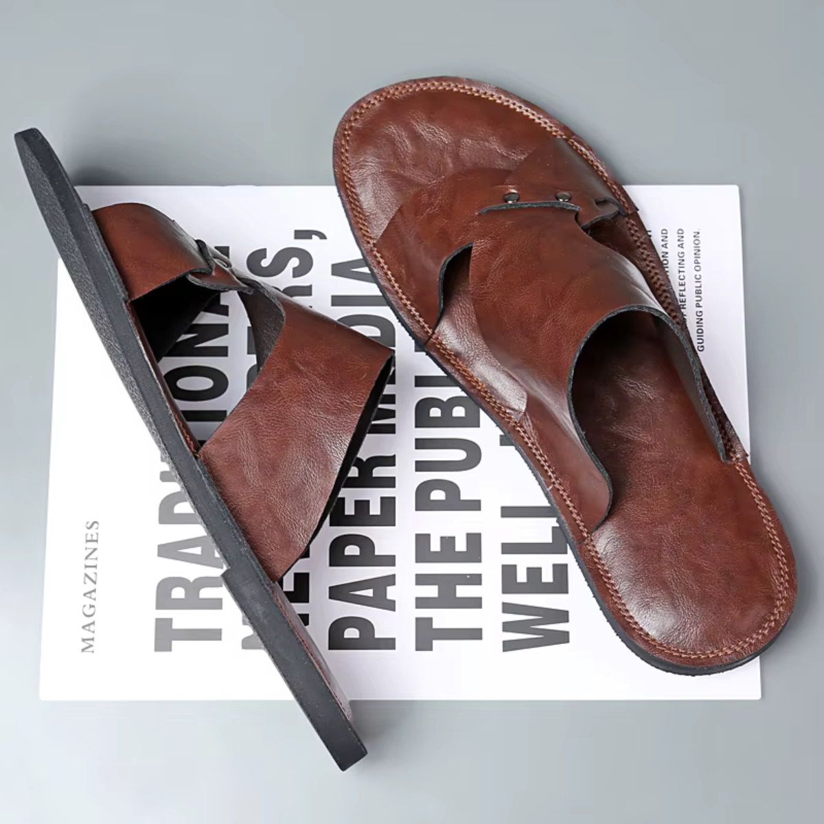 Sandalias para hombre tipo slide con tira calada y remaches metálicos-Footwear for men-Casaluzia