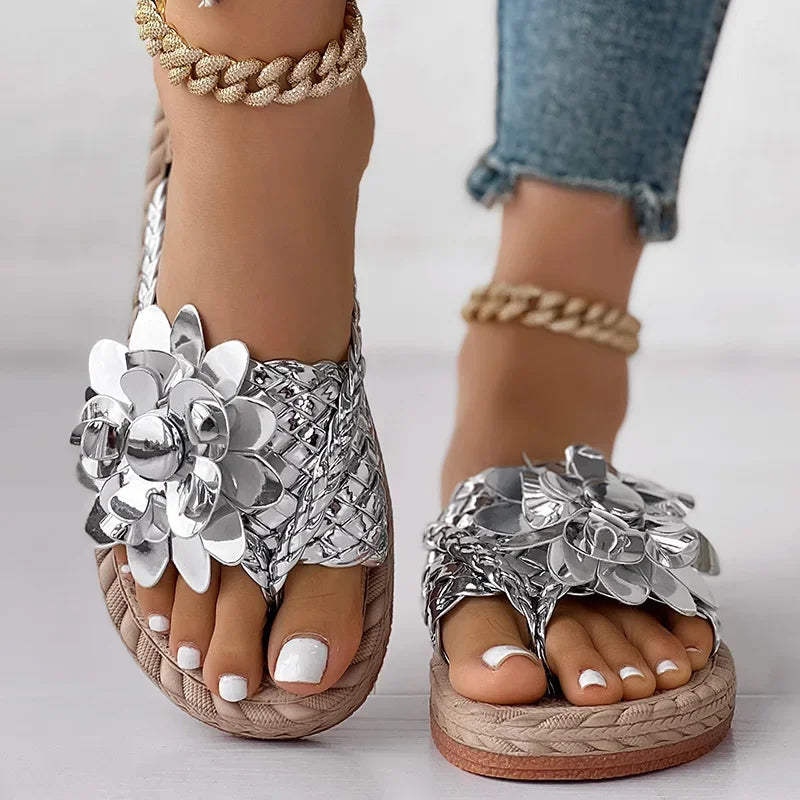 Sandalias planas con tiras trenzadas y flores para mujer-Footwear for women-Casaluzia