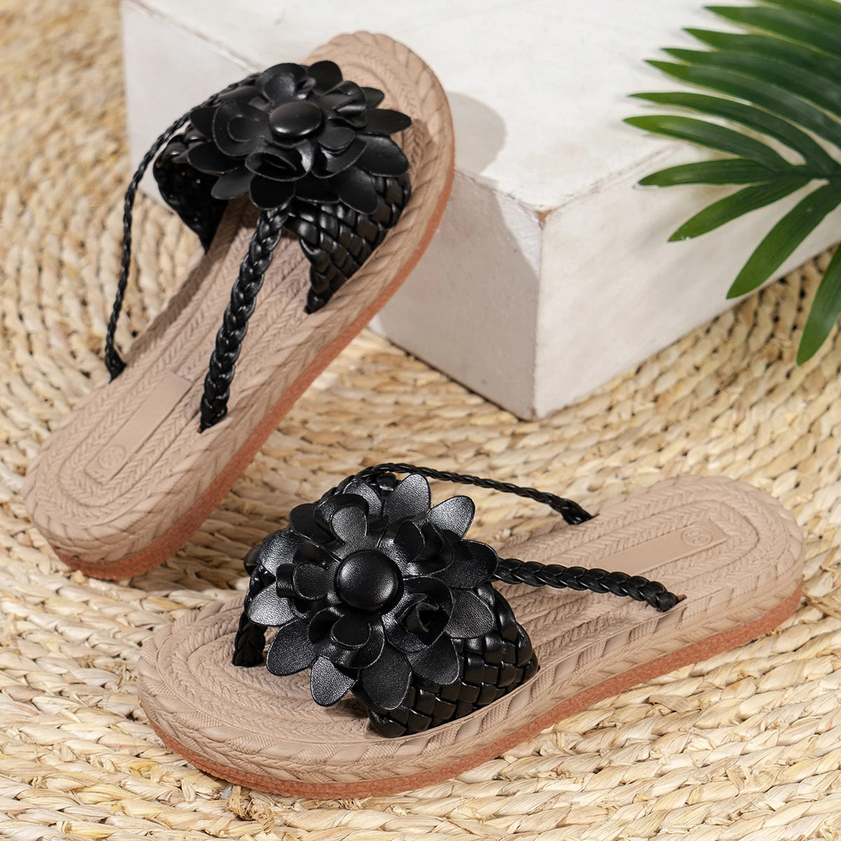 Sandalias planas con tiras trenzadas y flores para mujer-Footwear for women-Casaluzia