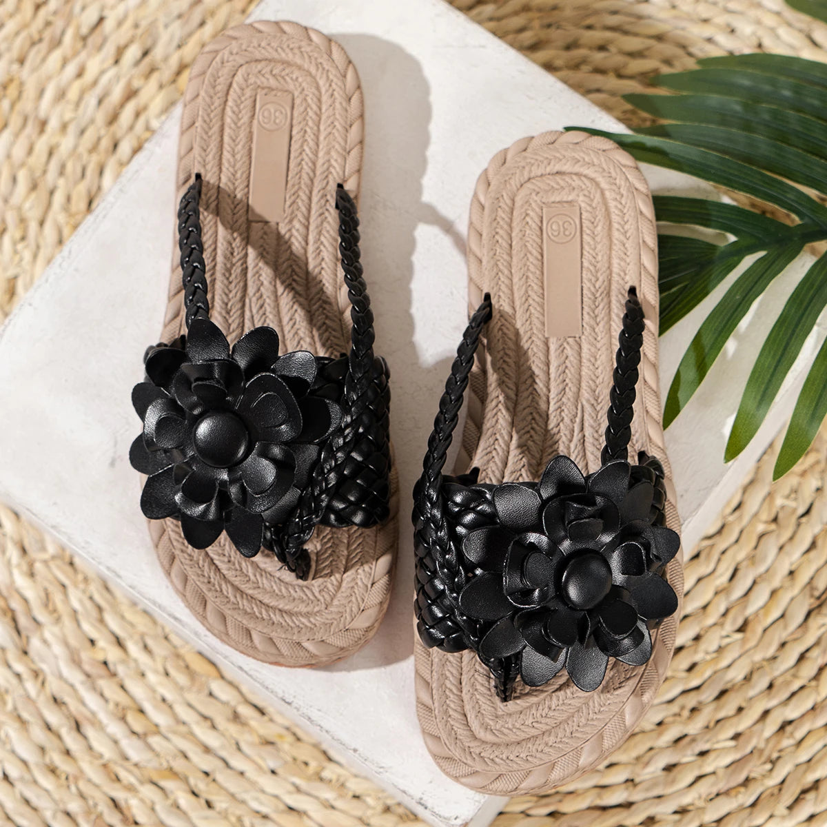 Sandalias planas con tiras trenzadas y flores para mujer-Footwear for women-Casaluzia