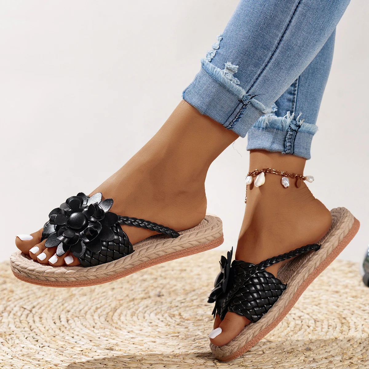 Sandalias planas con tiras trenzadas y flores para mujer-Footwear for women-Casaluzia