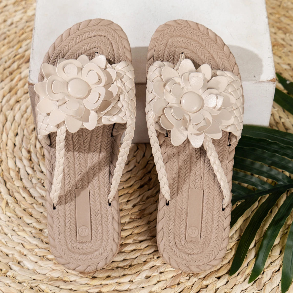 Sandalias planas con tiras trenzadas y flores para mujer-Footwear for women-Casaluzia