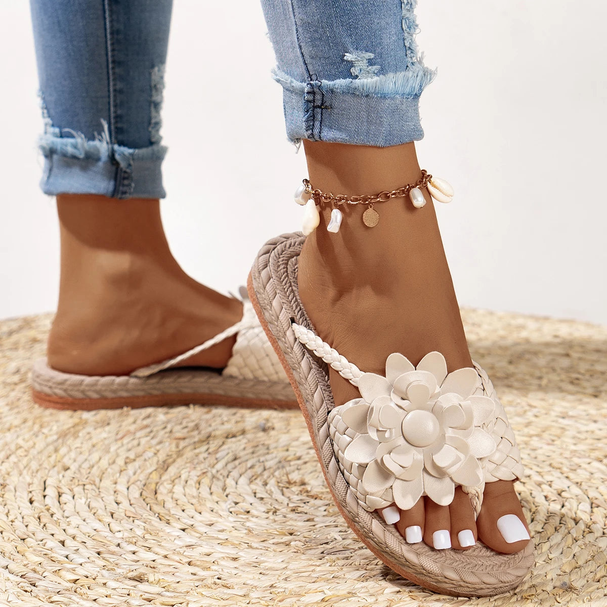 Sandalias planas con tiras trenzadas y flores para mujer-Footwear for women-Casaluzia