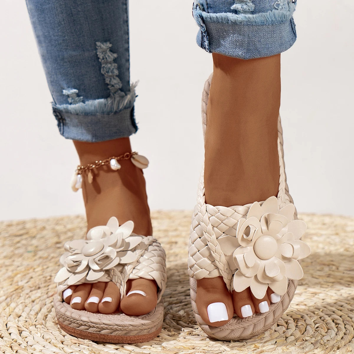 Sandalias planas con tiras trenzadas y flores para mujer-Footwear for women-Casaluzia