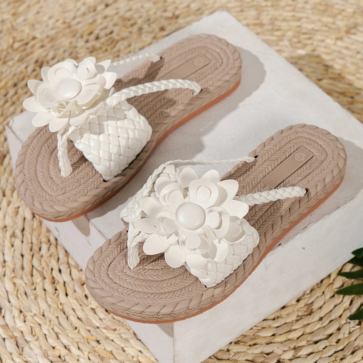 Sandalias planas con tiras trenzadas y flores para mujer-Footwear for women-Casaluzia