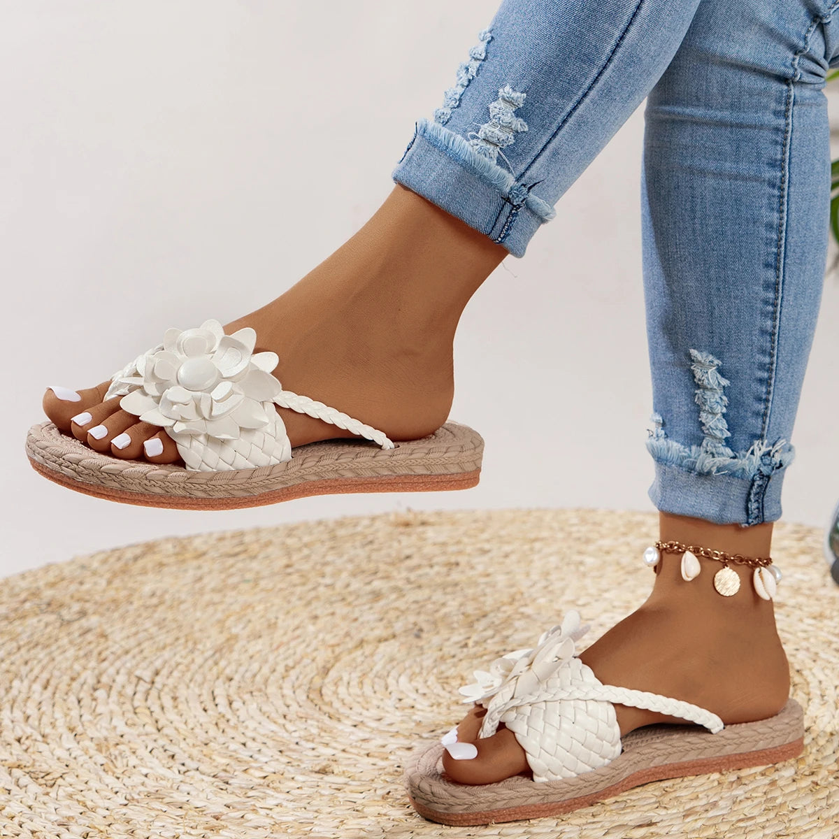 Sandalias planas con tiras trenzadas y flores para mujer-Footwear for women-Casaluzia