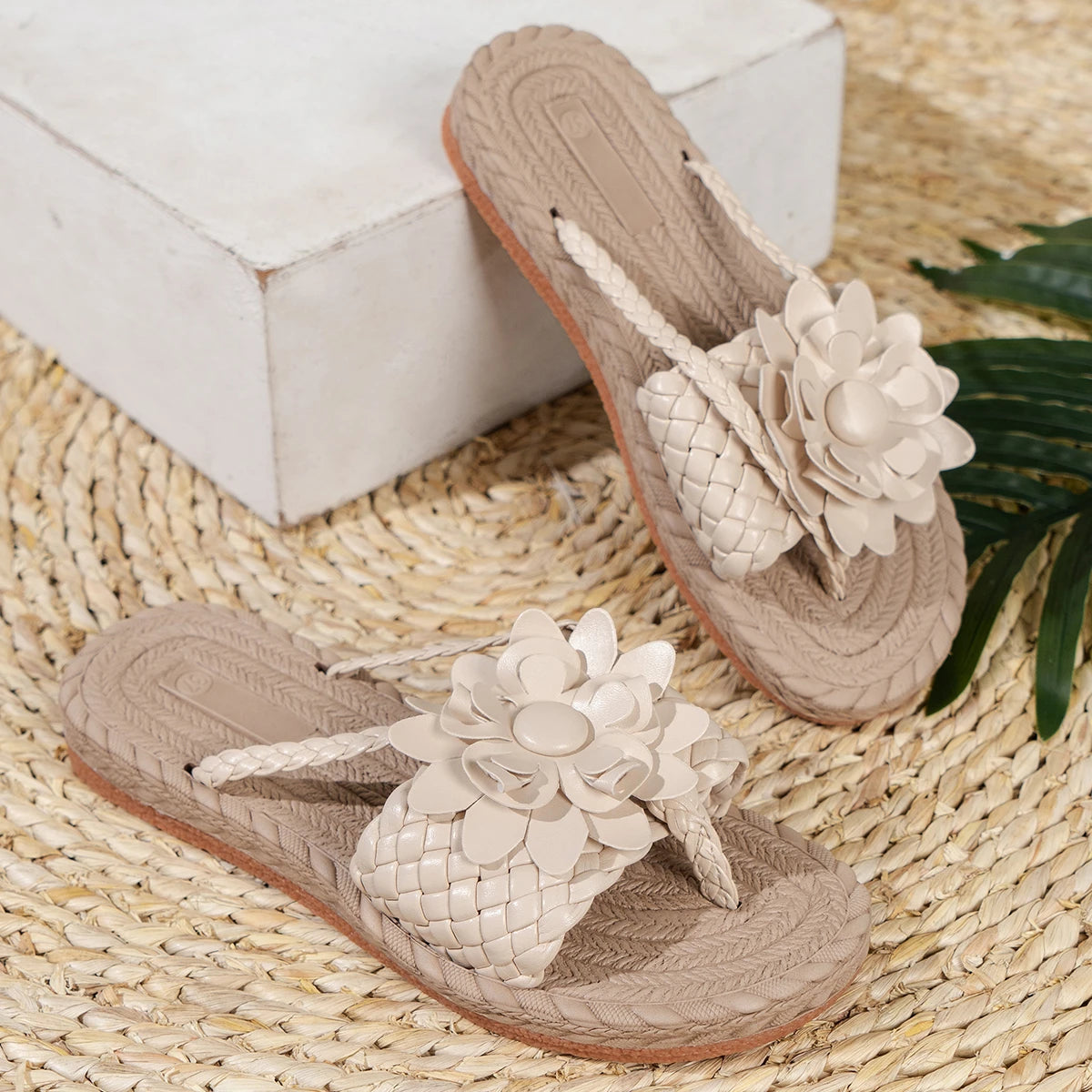 Sandalias planas con tiras trenzadas y flores para mujer-Footwear for women-Casaluzia