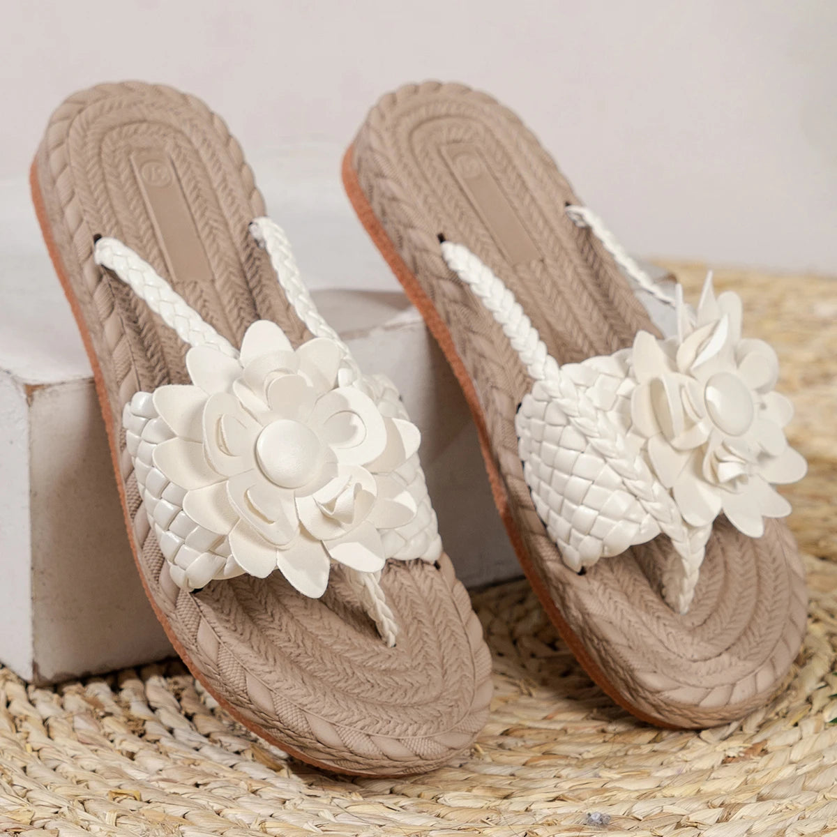 Sandalias planas con tiras trenzadas y flores para mujer-Footwear for women-Casaluzia
