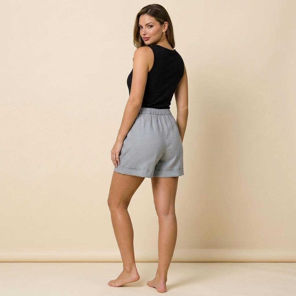 Short de mujer con cintura elástica, dobladillo doblado y bolsillos laterales-Shorts for women-Casaluzia