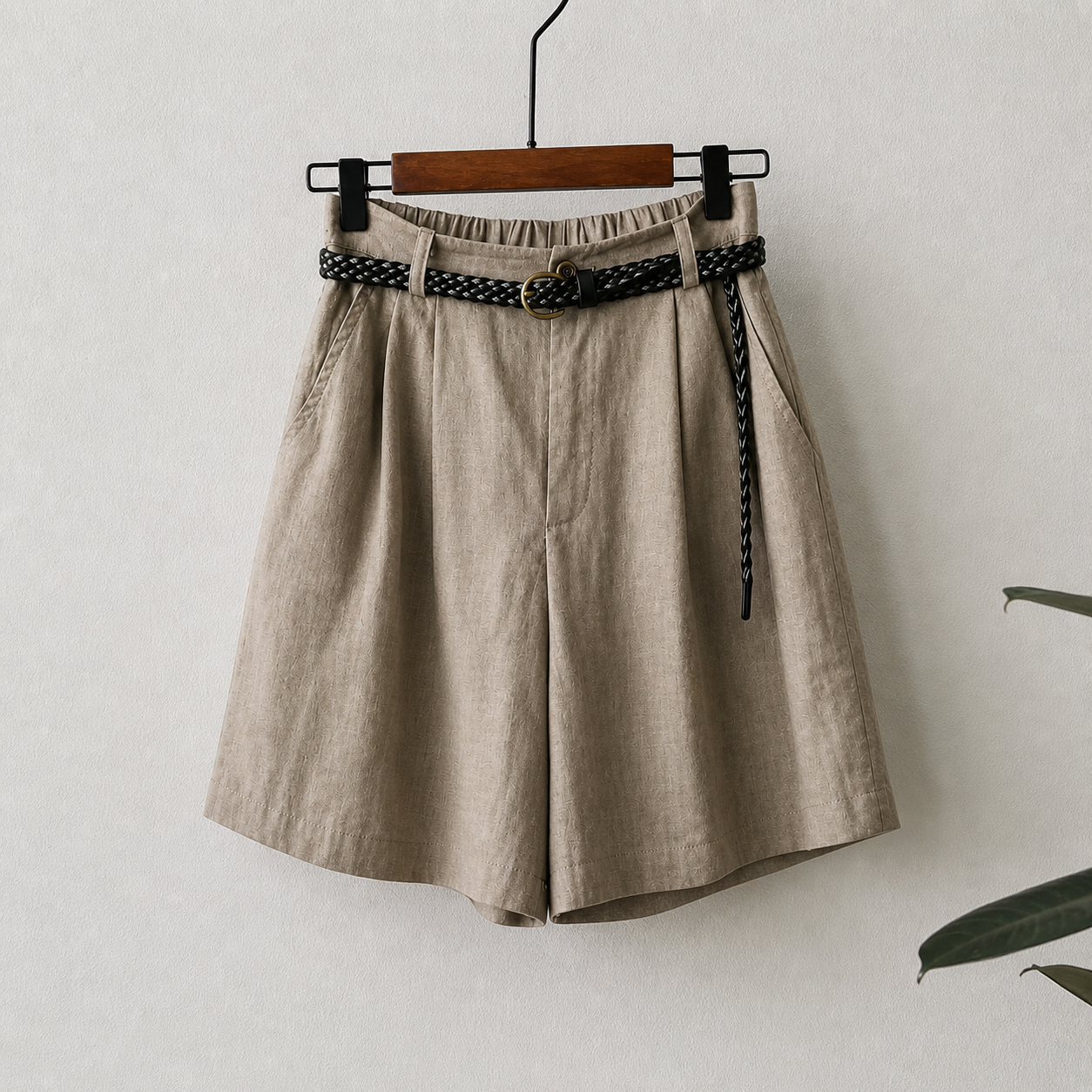 Short de mujer de tiro alto con pliegues, trabillas y bolsillos laterales-Shorts for women-Casaluzia