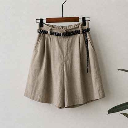 Short de mujer de tiro alto con pliegues, trabillas y bolsillos laterales-Shorts for women-Casaluzia