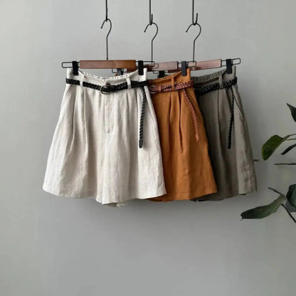Short de mujer de tiro alto con pliegues, trabillas y bolsillos laterales-Shorts for women-Casaluzia