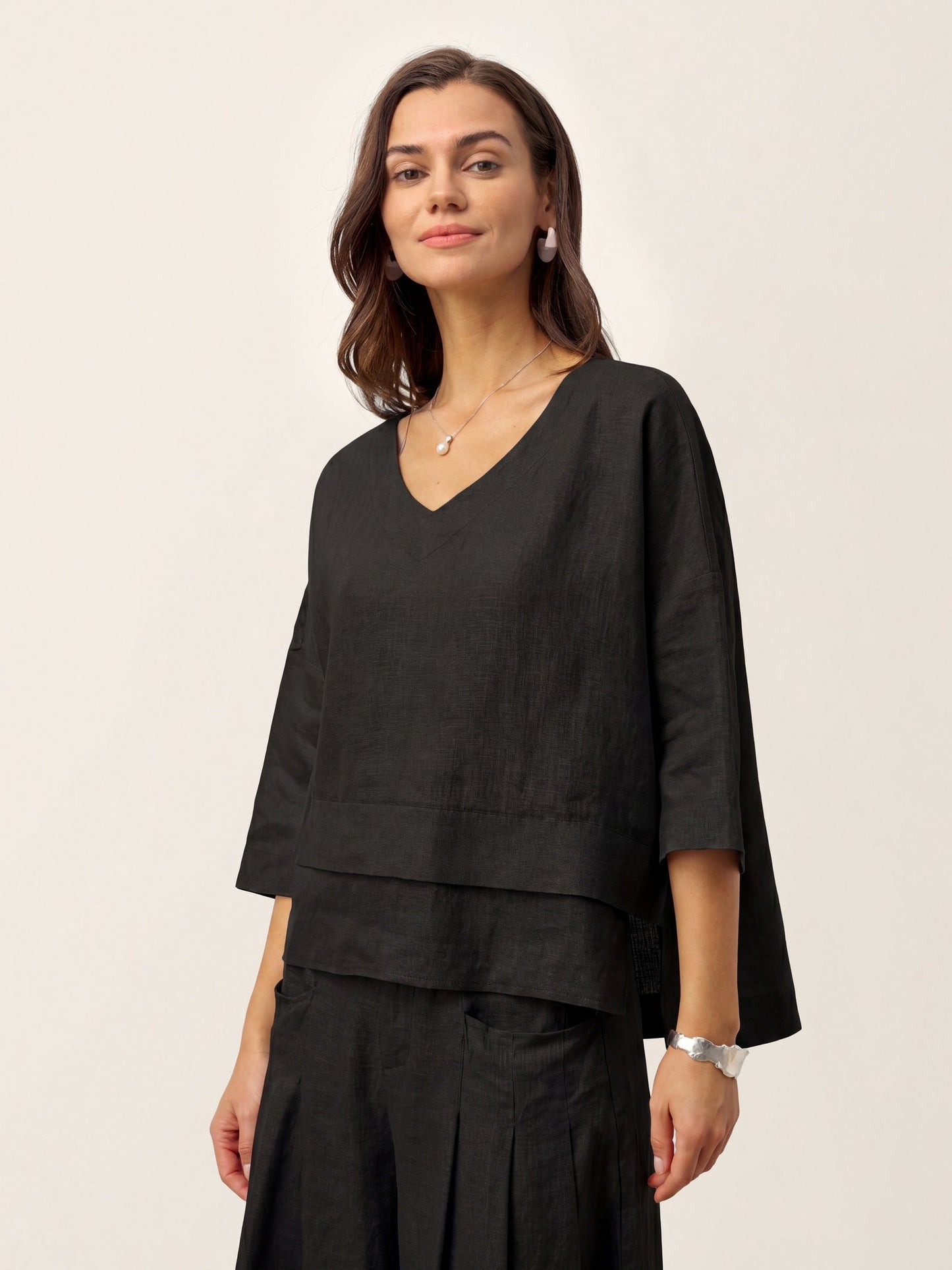 Top de lino con cuello en V y dobladillo a capas para mujer-Tops for women-Casaluzia