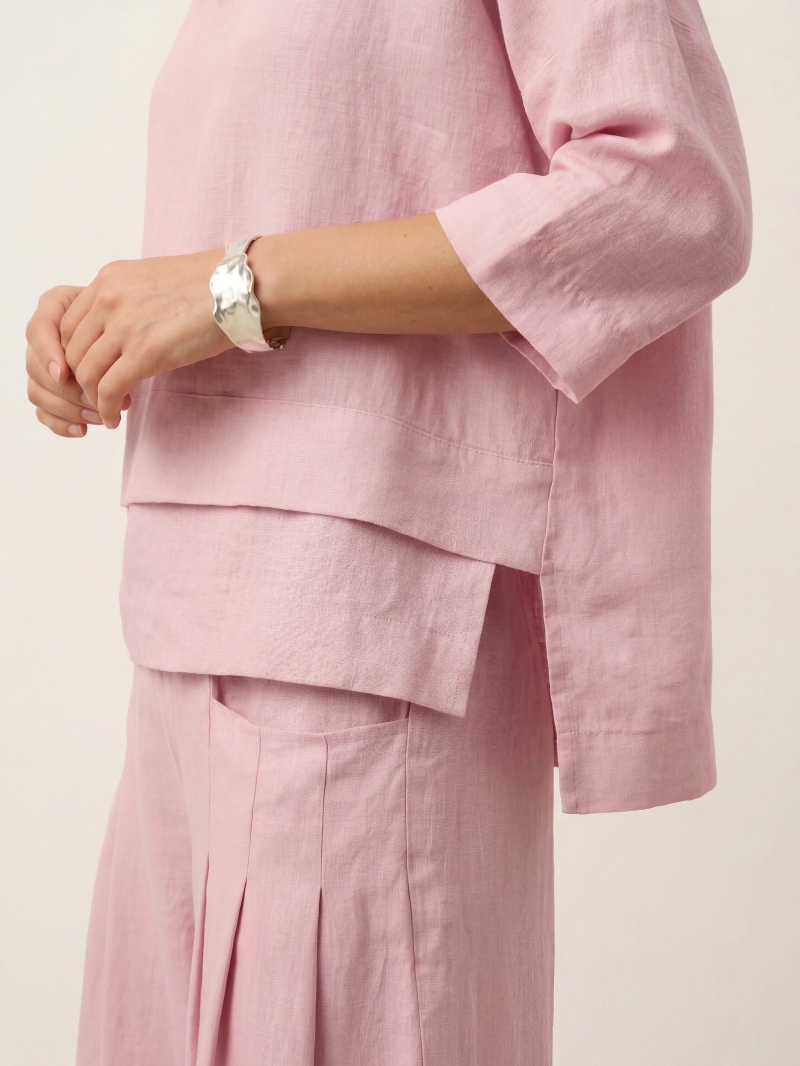 Top de lino con cuello en V y dobladillo a capas para mujer-Tops for women-Casaluzia