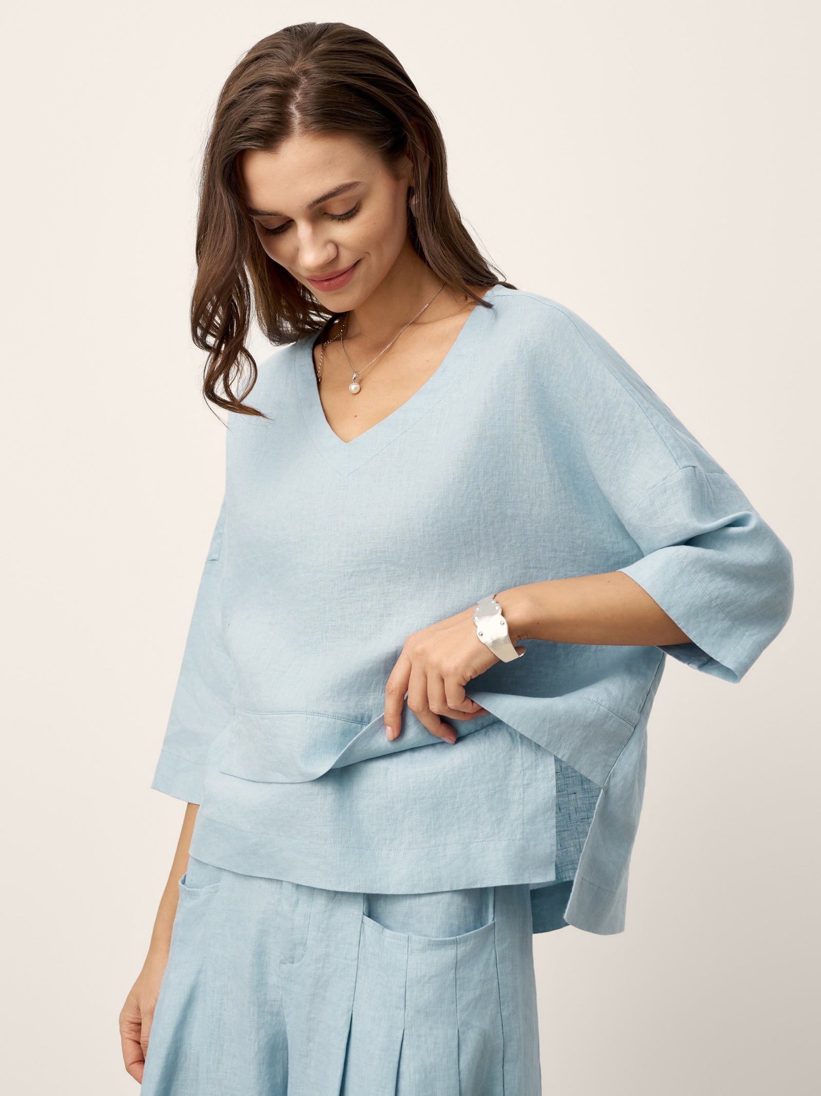 Top de lino con cuello en V y dobladillo a capas para mujer-Tops for women-Casaluzia