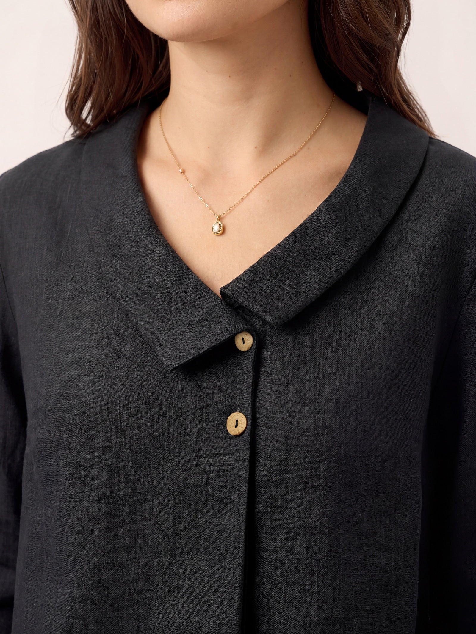 Top de lino para mujer con cuello asimétrico-Tops for women-Casaluzia