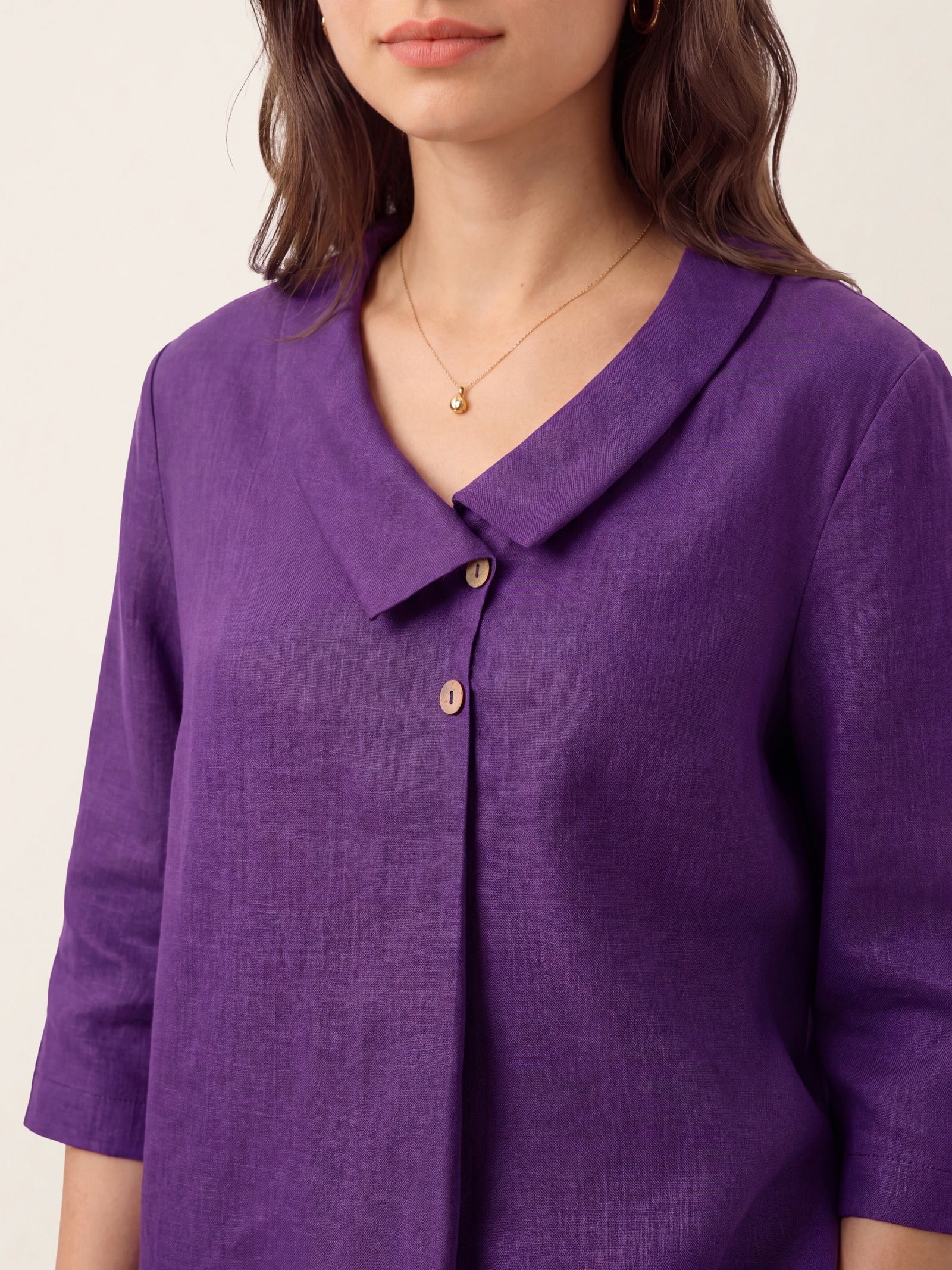 Top de lino para mujer con cuello asimétrico-Tops for women-Casaluzia