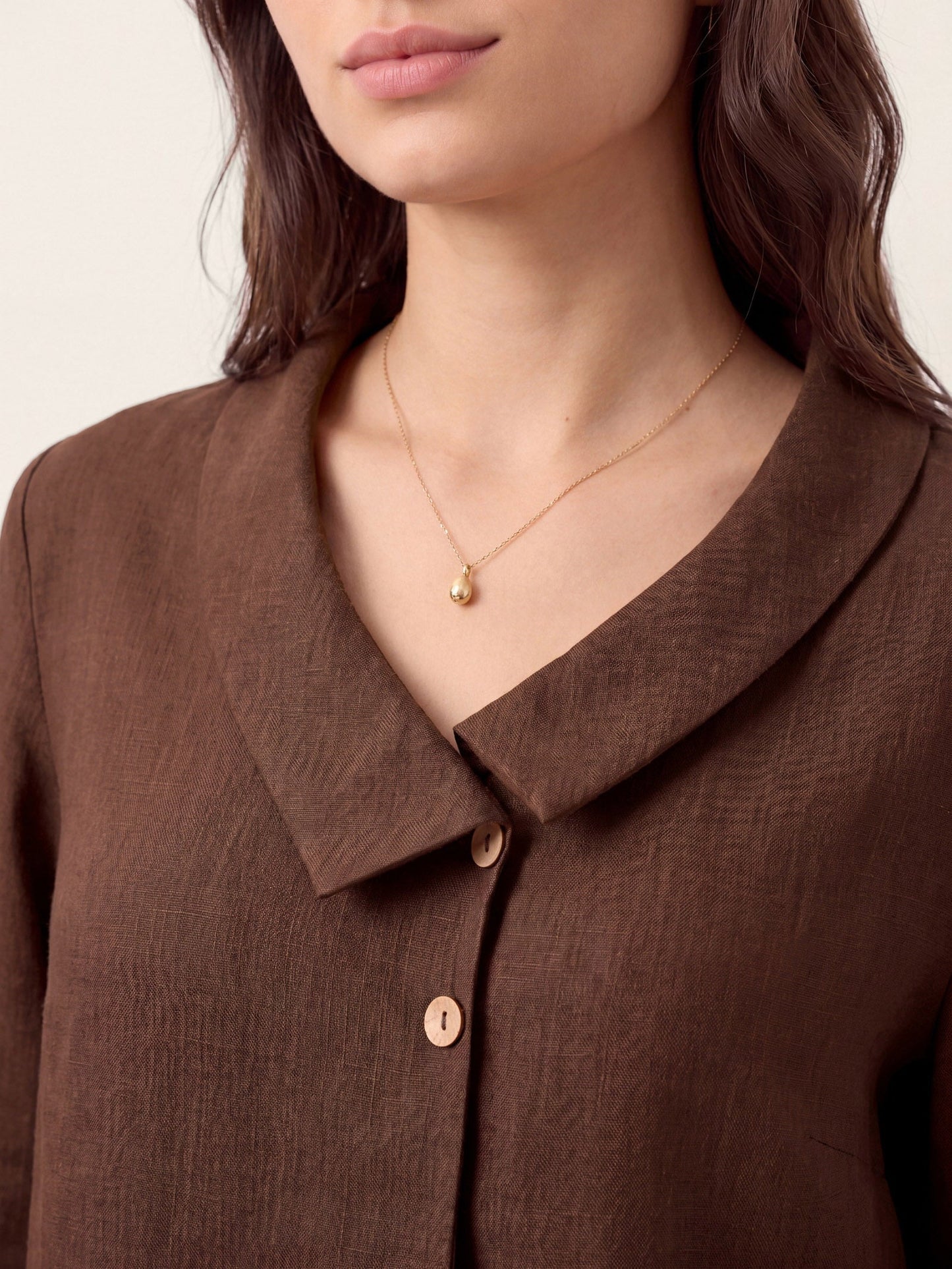 Top de lino para mujer con cuello asimétrico-Tops for women-Casaluzia
