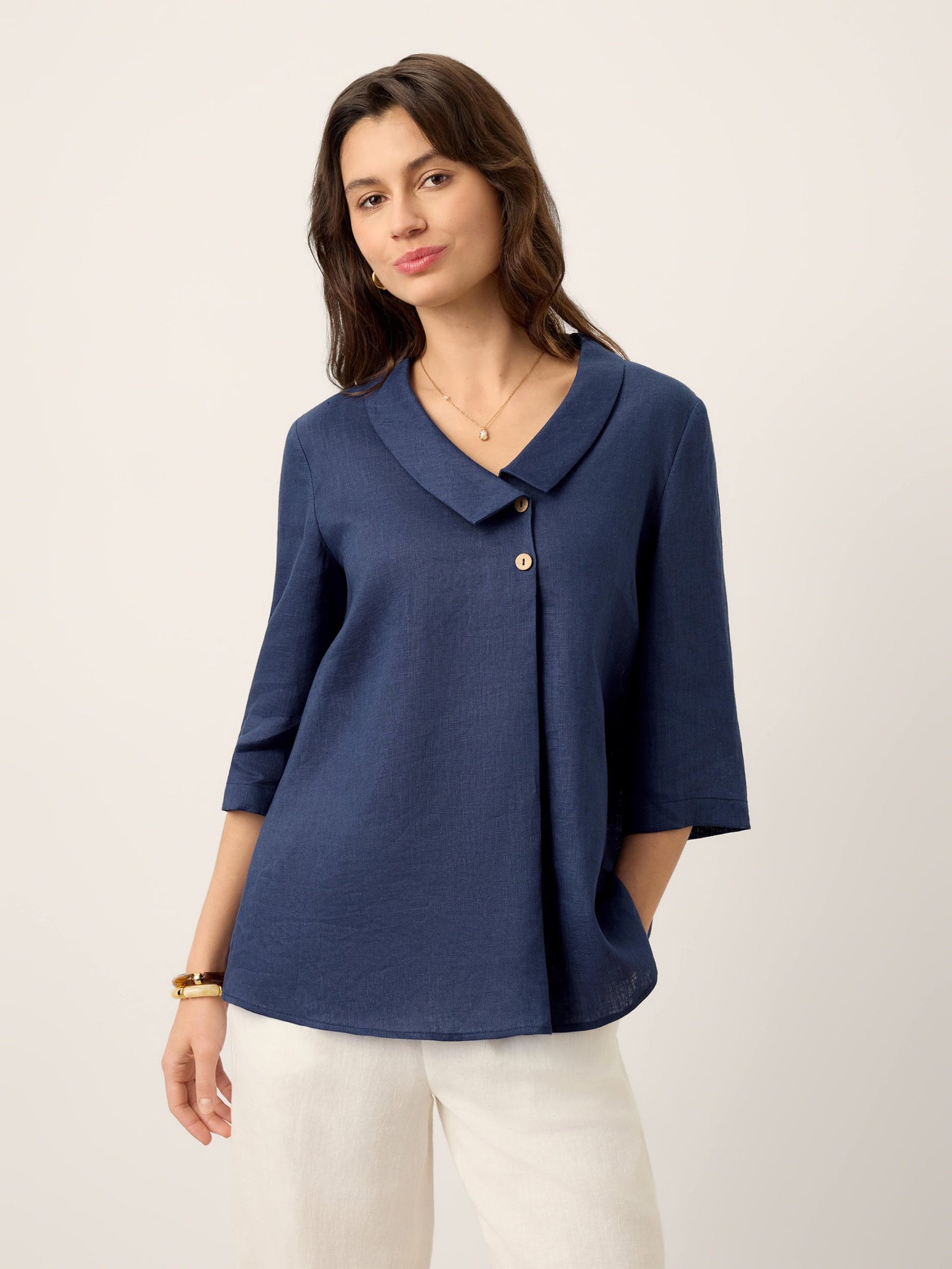 Top de lino para mujer con cuello asimétrico-Tops for women-Casaluzia