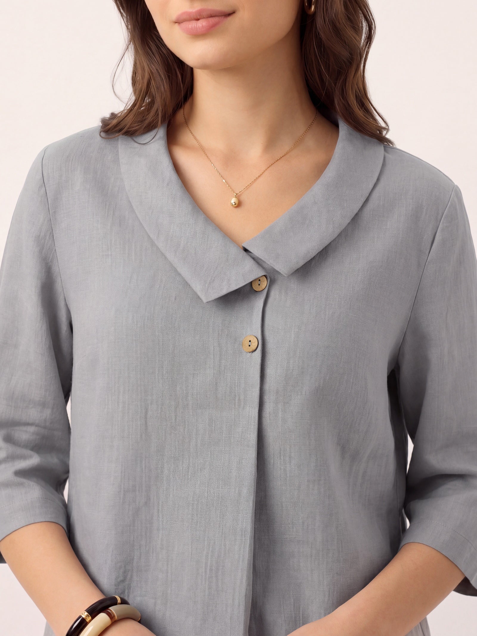 Top de lino para mujer con cuello asimétrico-Tops for women-Casaluzia